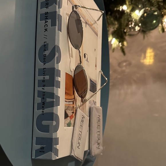 90s Small Oval Sunglasses - Picture 4 of 6